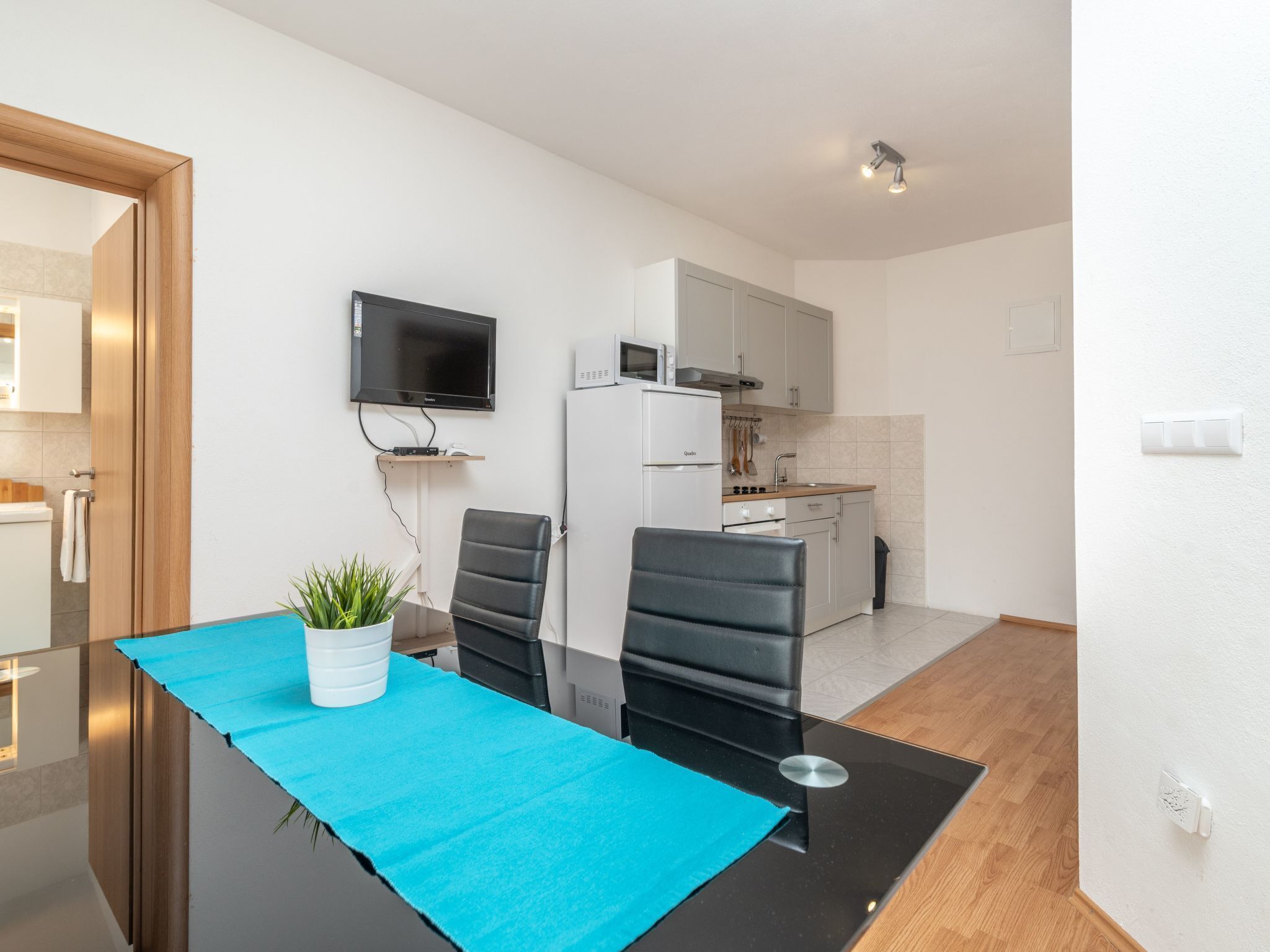 Kühlschrank, Mikrowelle, Ofen, Kochgeschirr/Geschirr/Besteck