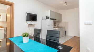 Kühlschrank, Mikrowelle, Ofen, Kochgeschirr/Geschirr/Besteck