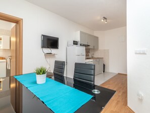 Køleskab, mikrobølgeovn, ovn, køkkentøj/tallerkener/redskaber