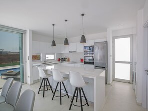 Fridge, microwave, oven, dishwasher - Haus in Pernera mit Bi-Fold Patio by Interhome (Agios Georgios Pegeias)