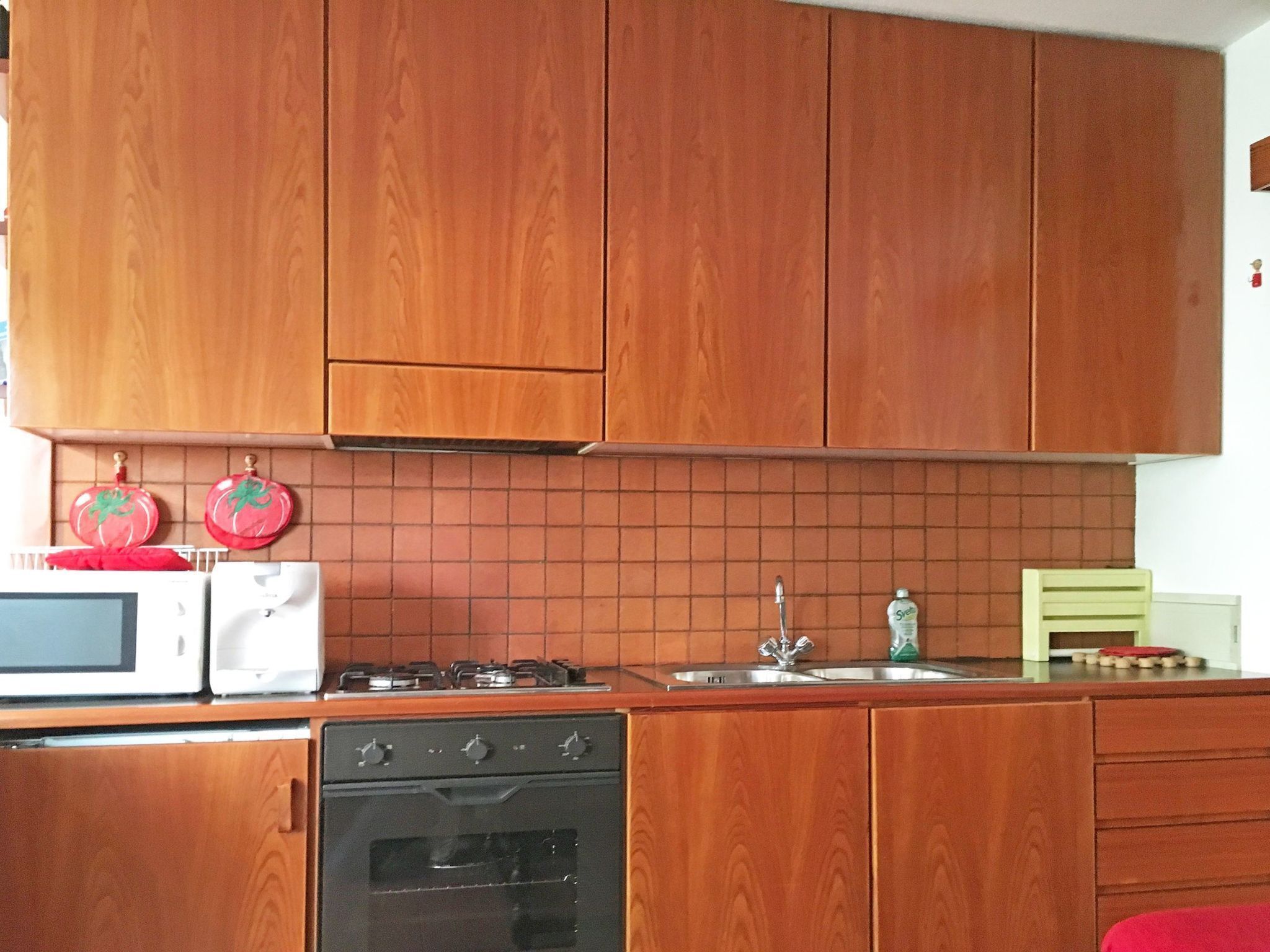 Kühlschrank, Mikrowelle, Ofen, Kochgeschirr/Geschirr/Besteck