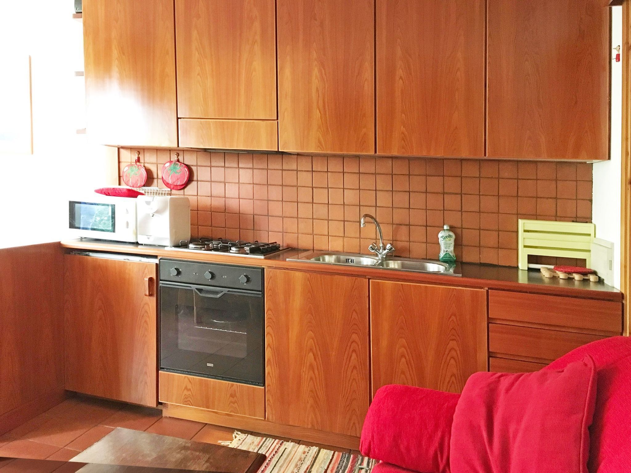 Frigorífic, microones, forn i utensilis de cuina, vaixella i coberteria 