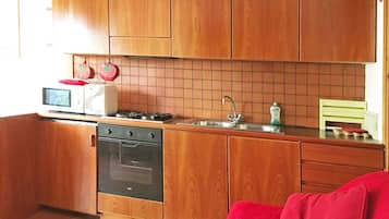Frigorífic, microones, forn i utensilis de cuina, vaixella i coberteria