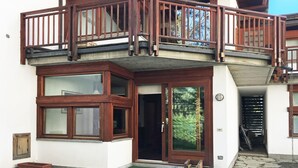 Unclassified image, 2 of 27, button