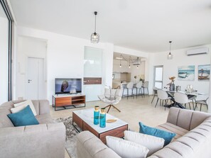 TV - 3-Schlafzimmer-Villa mit privatem Pool im Zentrum by Interhome (Protaras)