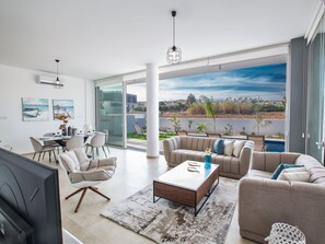 TV - 3-Schlafzimmer-Villa mit privatem Pool im Zentrum by Interhome (Protaras)