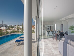 Outdoor dining - 3-Schlafzimmer-Villa mit Pool in Protaras Zentrum by Interhome (Paralimni)
