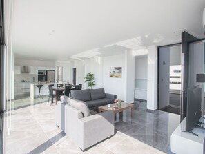 TV - 3-Schlafzimmer-Villa mit Pool in Protaras Zentrum by Interhome (Paralimni)