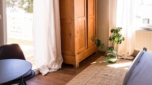 Ein Zimmer mit einem Holzschrank, einem Tisch und einem Stuhl.