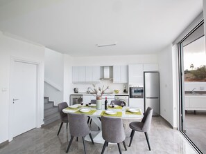Fridge, microwave, oven, dishwasher - 2-Schlafzimmer-Villa mit Pool, Dachgarten, Meerblick by Interhome (Protaras)