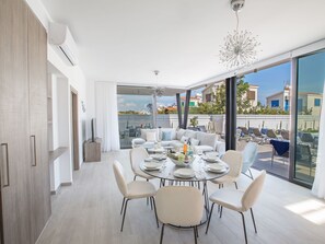 Outdoor dining - Neue, luxuriöse 3-Schlafzimmer-Villa in Protaras Zentrum by Interhome (Protaras)