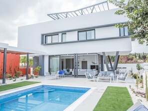 Pool - Neue, luxuriöse 3-Schlafzimmer-Villa in Protaras Zentrum by Interhome (Protaras)