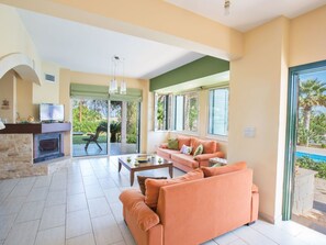 Televisión y chimenea 