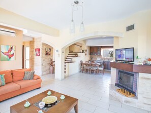 Televisión y chimenea 