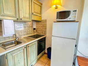 Kühlschrank, Mikrowelle, Ofen, Kochgeschirr/Geschirr/Besteck