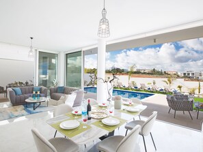 Outdoor dining - 3 Schlafzimmer Villa OL26 mit Pool in Protaras by Interhome (Protaras)