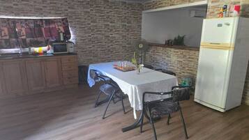 Microwave, oven, cookware/dishes/utensils, paper towels