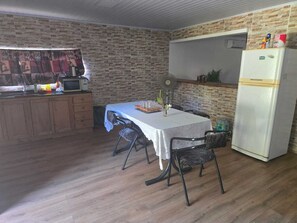 Micro-ondes, four, batterie de cuisine, vaisselle et ustensiles