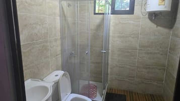 Douche, serviettes fournies, papier toilette