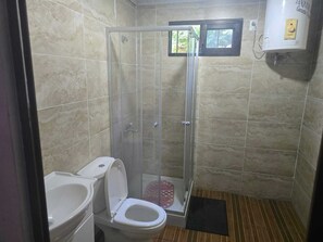 Een douche, handdoeken, toiletpapier