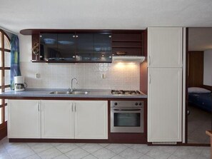 Fridge, oven, cookware/dishes/utensils - mit Terrasse für vier Personen by Interhome (Brela)