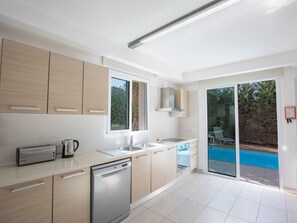 Fridge, microwave, oven, dishwasher - 3-Bett-Villa mit privatem Pool in einer bewachten Anlage by Interhome (Agios Georgios Pegeias)