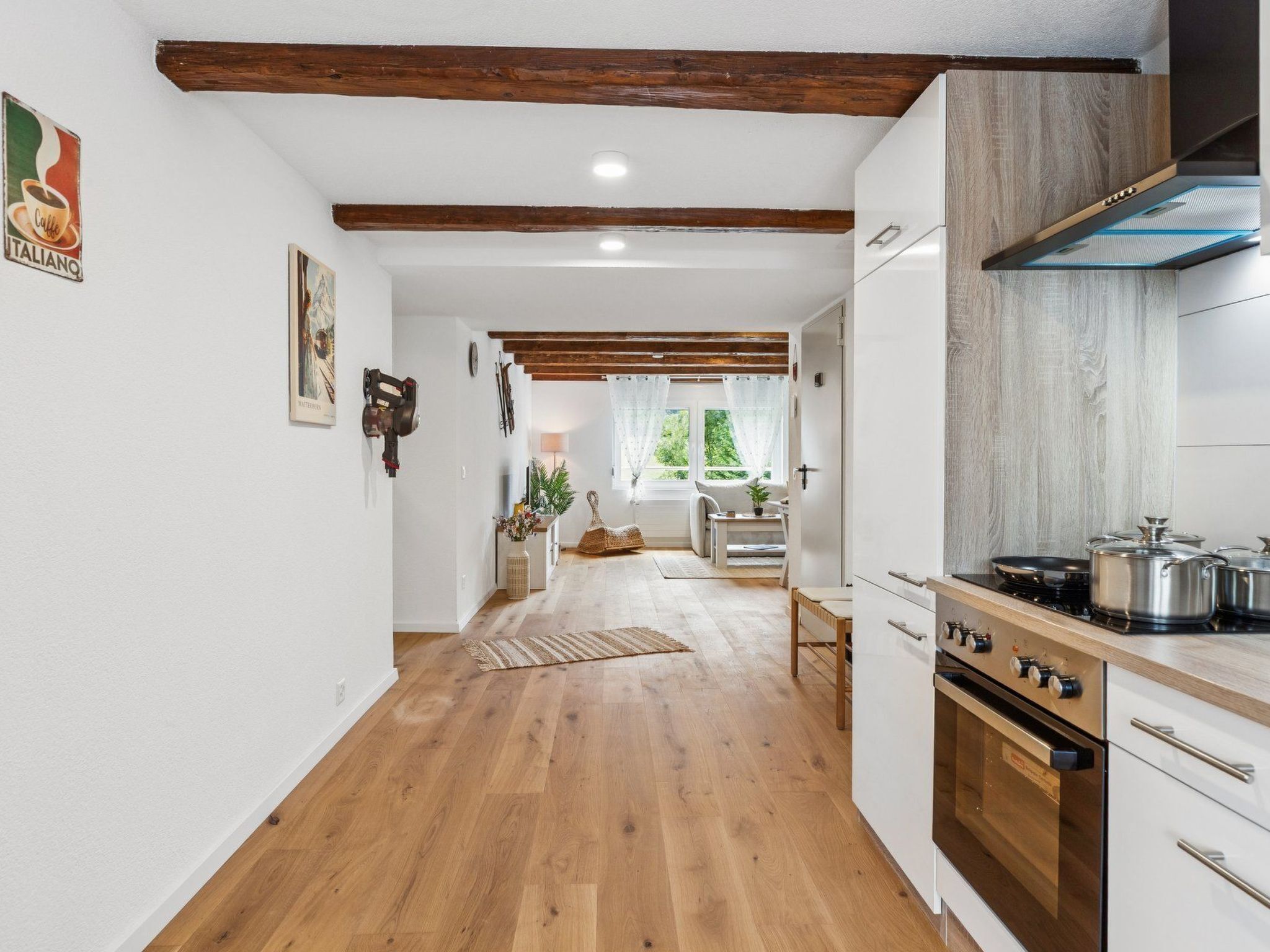 Frigorífico, horno, lavavajillas y utensilios de cocina