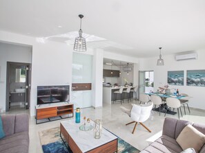 TV - 3-Schlafzimmer-Villa mit privatem Pool im Zentrum by Interhome (Protaras)