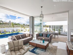 TV - 3-Schlafzimmer-Villa mit privatem Pool im Zentrum by Interhome (Protaras)