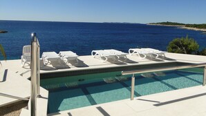 Pool - Wohnung "Perla 2" mit Blick auf das Wasser by Interhome (Primošten)