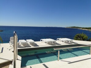 Pool - Wohnung "Perla 2" mit Blick auf das Wasser by Interhome (Primošten)
