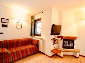 TV, fireplace - Zwei-Zimmer-Wohnung Classic 4 p. l. Villa Frejus by Interhome (Bardonecchia)