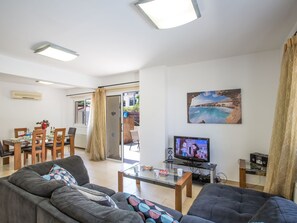 TV, DVD player - Moderne Ferienvilla PV5 mit großem Garten by Interhome (Paralimni)