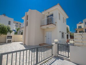 Terrace/patio - Moderne Ferienvilla PV5 mit großem Garten by Interhome (Paralimni)