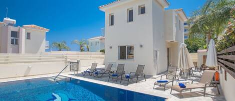 Een verwarmd zwembad