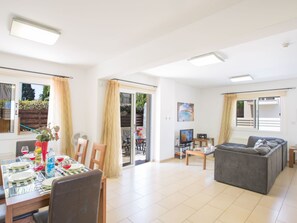 Dining - Moderne Ferienvilla PV5 mit großem Garten by Interhome (Paralimni)