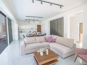 TV - 4-Schlafzimmer-Villa mit Pool im Zentrum von Protaras by Interhome (Protaras)
