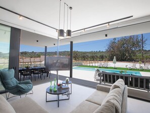 Outdoor dining - Geräumige Villa mit großem Garten und Pool by Interhome (Protaras)