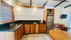 Kühlschrank, Mikrowelle, Wasserkocher mit Kaffee-/Teezubehör, Mixer