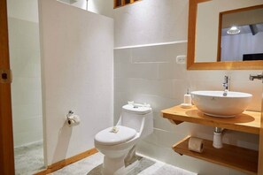 Chuveiro, toalhas de banho, sabonete, shampoo