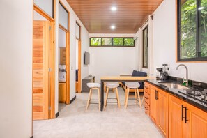 Fridge, microwave, coffee/tea maker, electric kettle - Li-Li House with AC throughout, private pool (Puerto Viejo de Talamanca)