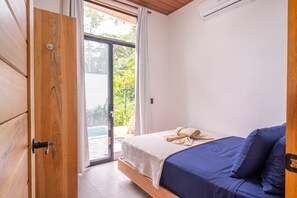 2 bedrooms, free WiFi, bed sheets - Li-Li House with AC throughout, private pool (Puerto Viejo de Talamanca)