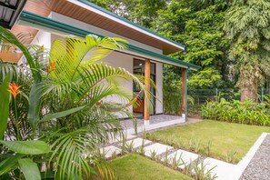 Property grounds - Li-Li House with AC throughout, private pool (Puerto Viejo de Talamanca)