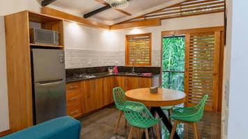 Refrigerador, microondas, cafetera y tetera y licuadora