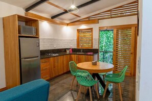 Refrigerador, microondas, cafetera y tetera y licuadora 