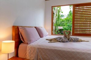 1 habitación, caja de seguridad en la habitación y escritorio 