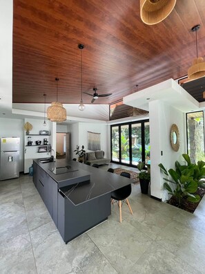 Interior - 400 m from Playa Negra, 3 bedrooms with air conditioning, swimming pool (Puerto Viejo de Talamanca)