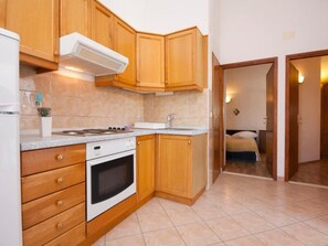 Refrigerador, horno y utensilios de cocina 
