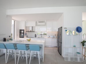 Refrigerador, microondas, horno y lavavajillas 