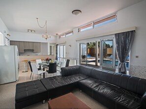 TV, DVD player - Moderne Ferienvilla in Ayia Napa by Interhome (Ayia Napa)